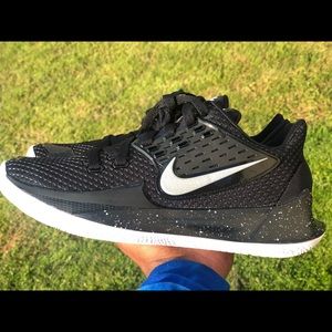 *New* Kyrie Low 2 - Black Metallic - sz 8.5 men’s